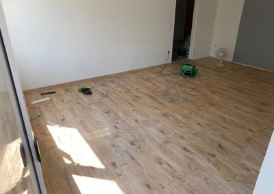 Neuverlegung von hellem Vinylboden im Innenraum