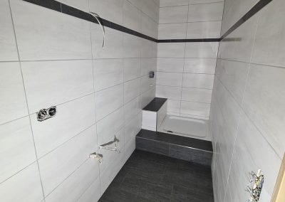 Teilrenoviertes Bad mit Wandfliesen