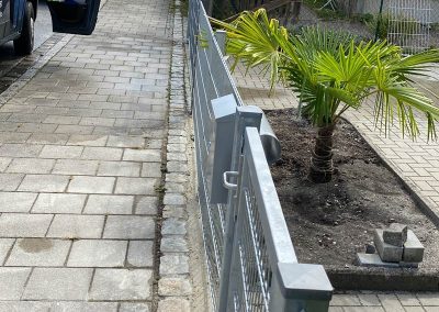 Gehwegreinigung und Zaunmontage