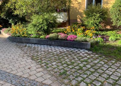 Gepflegter Vorgarten mit Blumenbeet