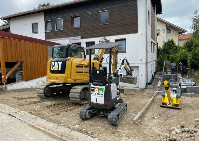 Zwei Bagger auf Baustelle bereit zur Arbeit
