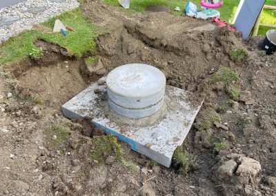 Beton-Schachtabdeckung im Garten