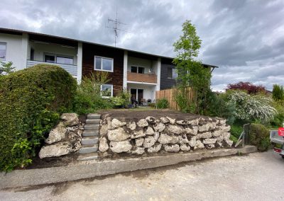 Natursteinmauer mit integrierter Treppe