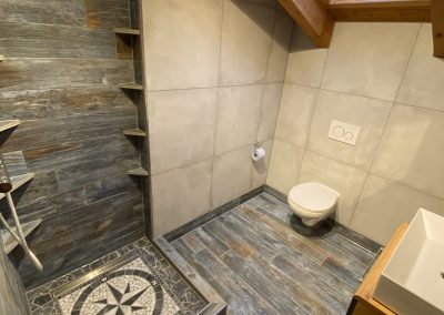 Modernes Bad mit Holzoptik-Fliesen