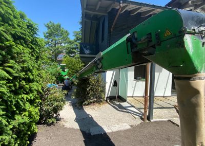 Teleskopkran beim Gartenumbau im Einsatz