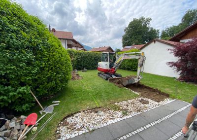 Minibagger hebt Rasenfläche aus