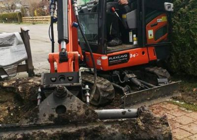 Bagger im Einsatz beim Pflaster entfernen